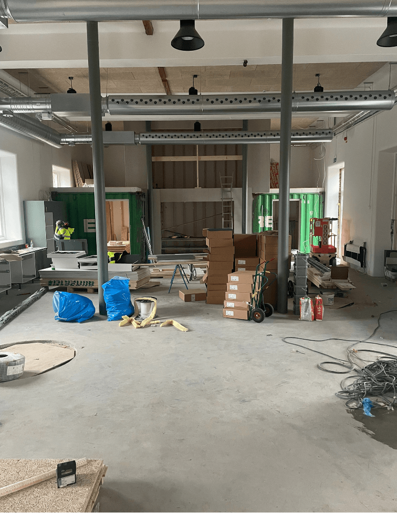 Tom kontorslokal med byggmaterial och verktyg – visar uppstarten av kontorsanpassningen för Prisjakt innan montering påbörjats.